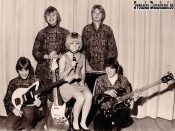 DIFFERENTS (1968)